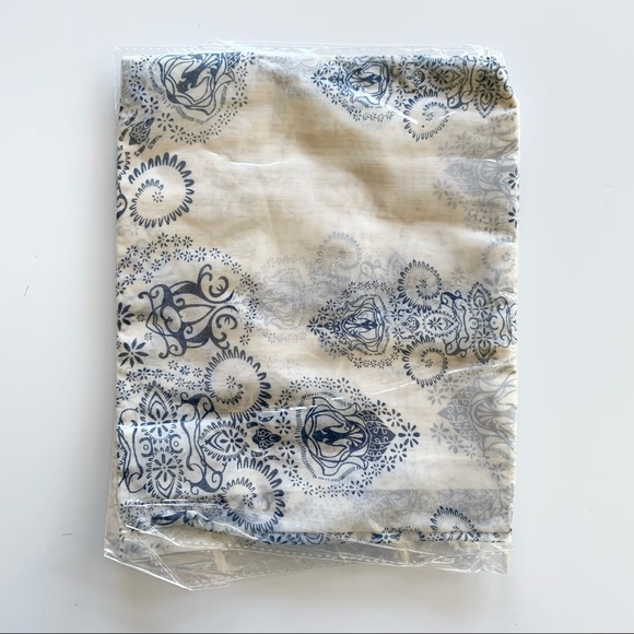 🌸New🌸 Women’s Lightweight Scarves 4 Colors Available 31”W x 59”L - Picture 5 of 13